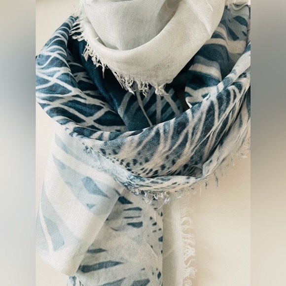 TILO Scarf Cashmere & Modal beautiful blue blend. Never worn. Ultra soft. - Picture 4 of 12
